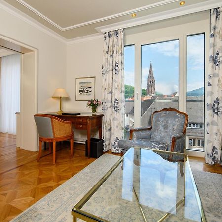 โรงแรมโคลอมบี ไฟรบวร์กอิมไบรส์เกา ภายนอก รูปภาพ A suite at the Hotel de la Ville