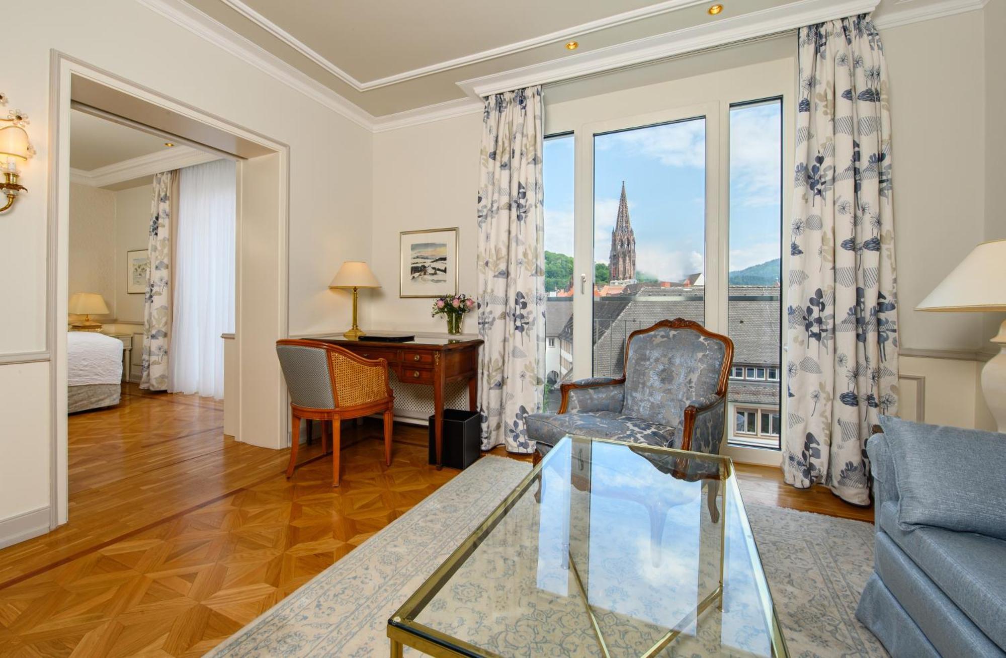 โรงแรมโคลอมบี ไฟรบวร์กอิมไบรส์เกา ภายนอก รูปภาพ A suite at the Hotel de la Ville