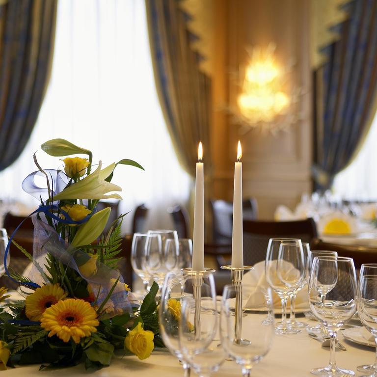 โรงแรมโคลอมบี ไฟรบวร์กอิมไบรส์เกา ร้านอาหาร รูปภาพ A table set for a formal dinner
