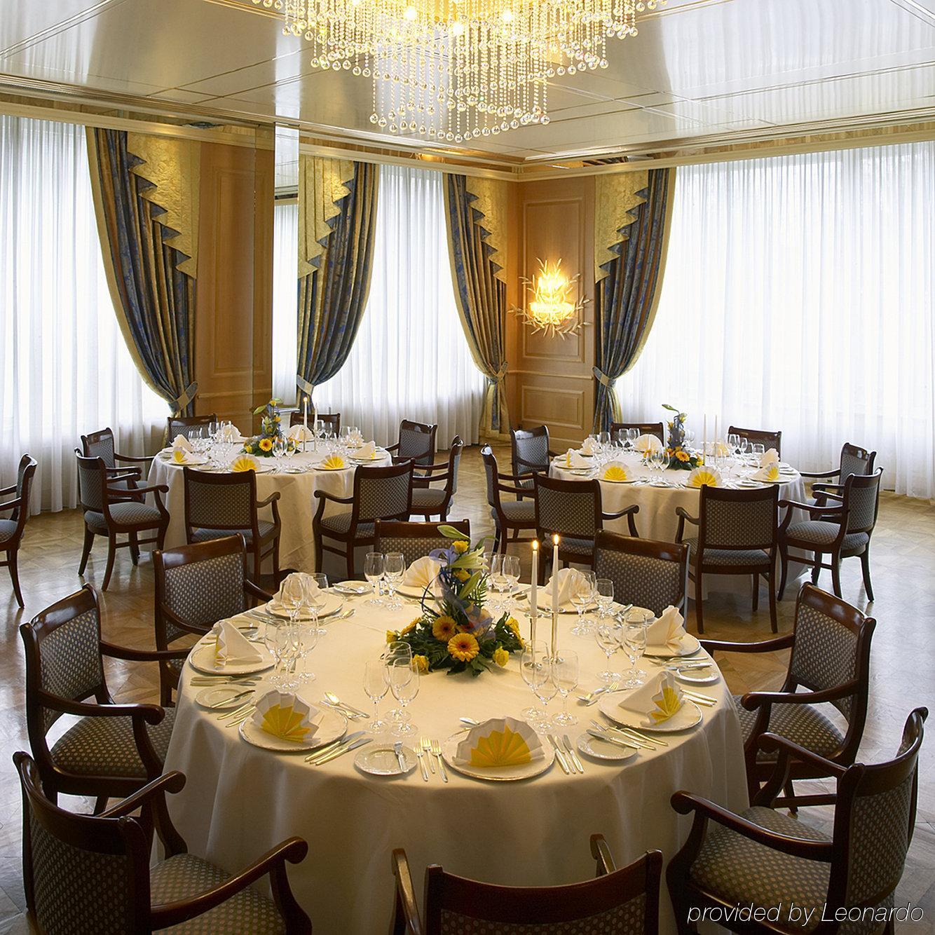 โรงแรมโคลอมบี ไฟรบวร์กอิมไบรส์เกา ร้านอาหาร รูปภาพ A table set for a formal dinner