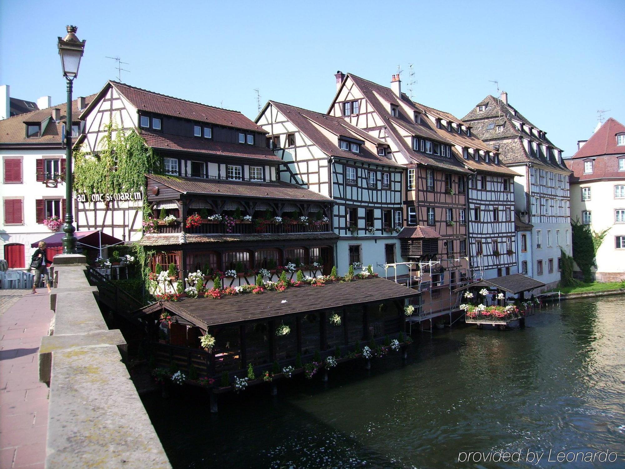 โรงแรมโคลอมบี ไฟรบวร์กอิมไบรส์เกา ภายนอก รูปภาพ The Petite France district
