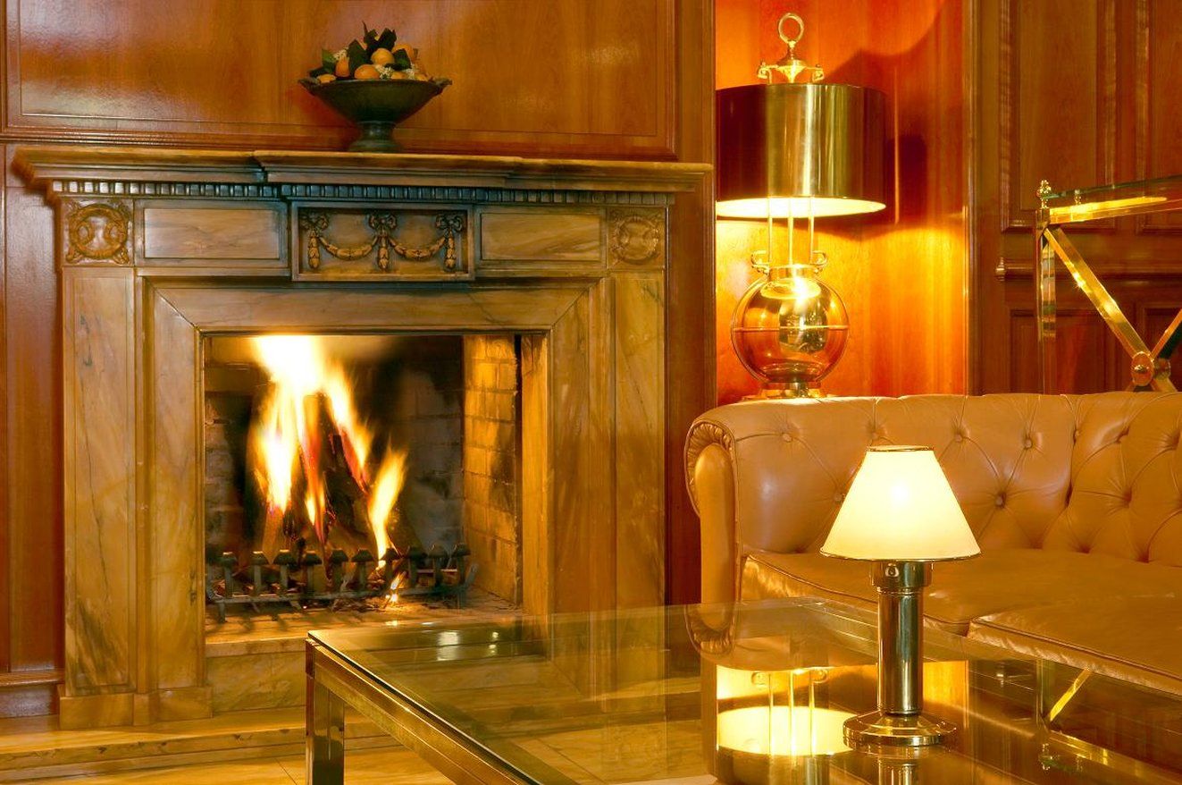โรงแรมโคลอมบี ไฟรบวร์กอิมไบรส์เกา ภายใน รูปภาพ A fireplace in a hotel