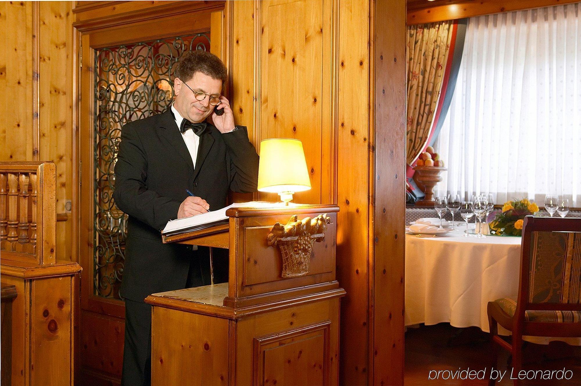 โรงแรมโคลอมบี ไฟรบวร์กอิมไบรส์เกา ร้านอาหาร รูปภาพ A butler at work