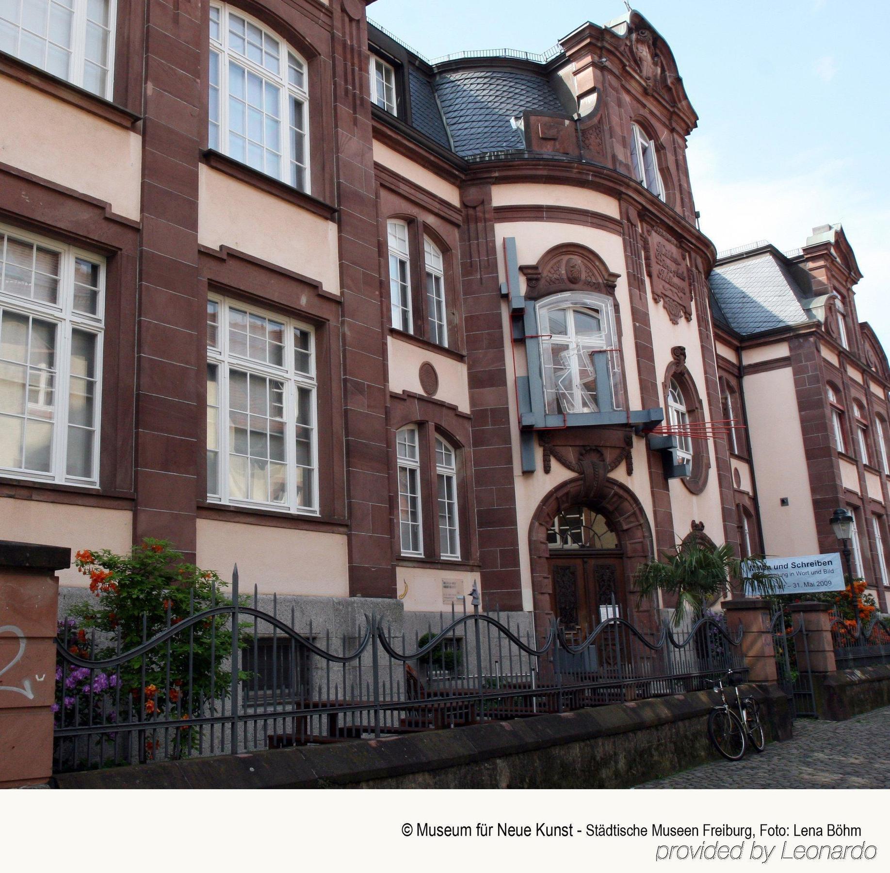 โรงแรมโคลอมบี ไฟรบวร์กอิมไบรส์เกา ภายนอก รูปภาพ The town hall in Bergstraße