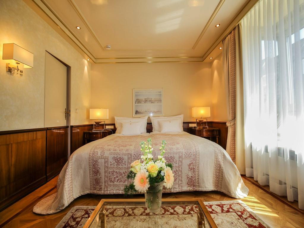 โรงแรมโคลอมบี ไฟรบวร์กอิมไบรส์เกา ภายนอก รูปภาพ A bedroom at the Hotel de la Paix
