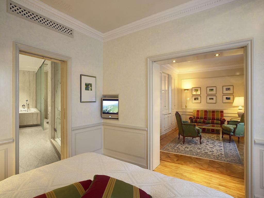 โรงแรมโคลอมบี ไฟรบวร์กอิมไบรส์เกา ภายนอก รูปภาพ A suite at the hotel