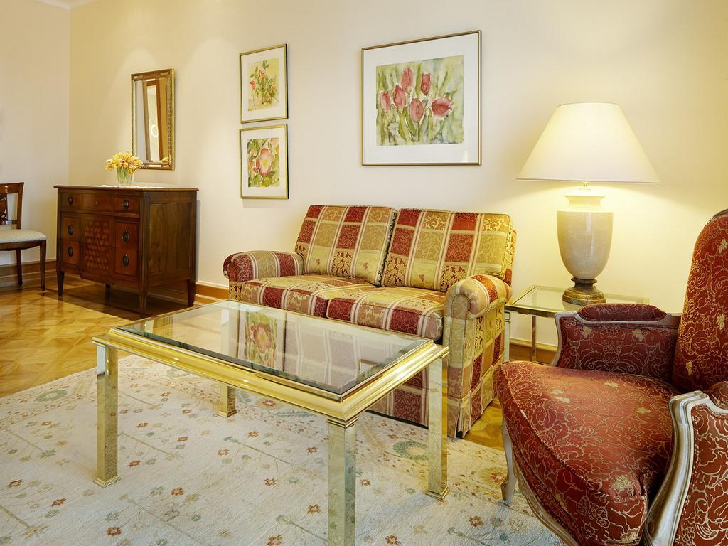 โรงแรมโคลอมบี ไฟรบวร์กอิมไบรส์เกา ภายนอก รูปภาพ A living room