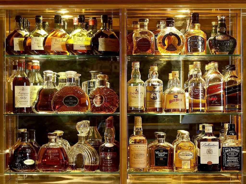 โรงแรมโคลอมบี ไฟรบวร์กอิมไบรส์เกา ภายนอก รูปภาพ A selection of cognacs