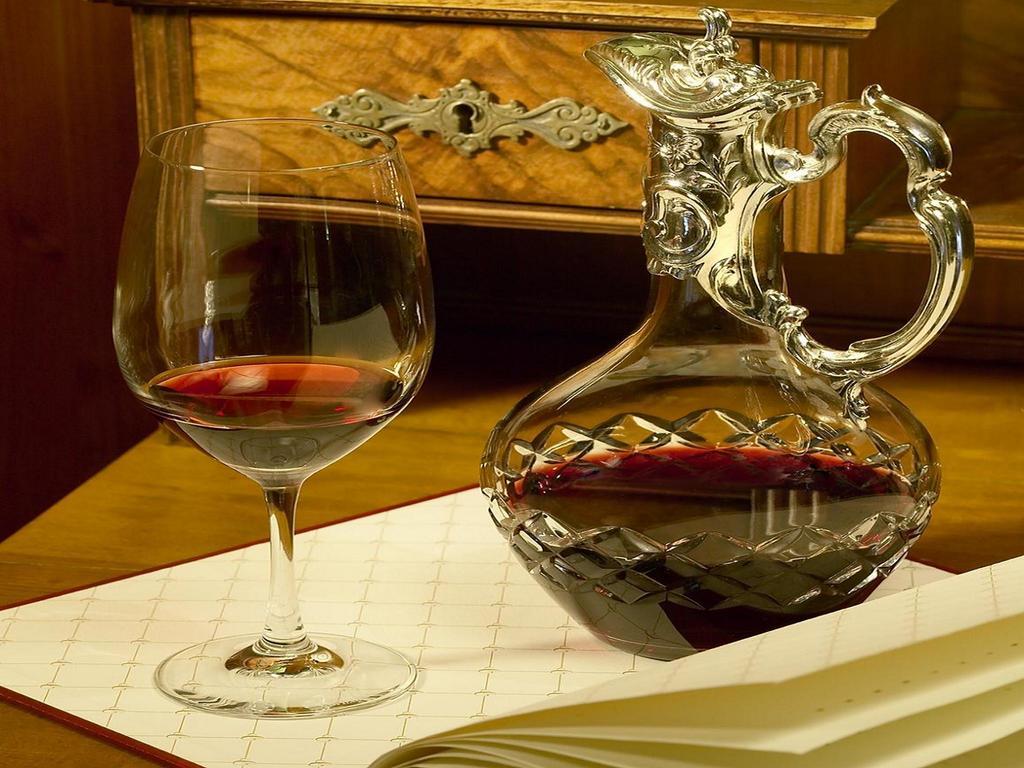 โรงแรมโคลอมบี ไฟรบวร์กอิมไบรส์เกา ภายนอก รูปภาพ A traditional wine decanter