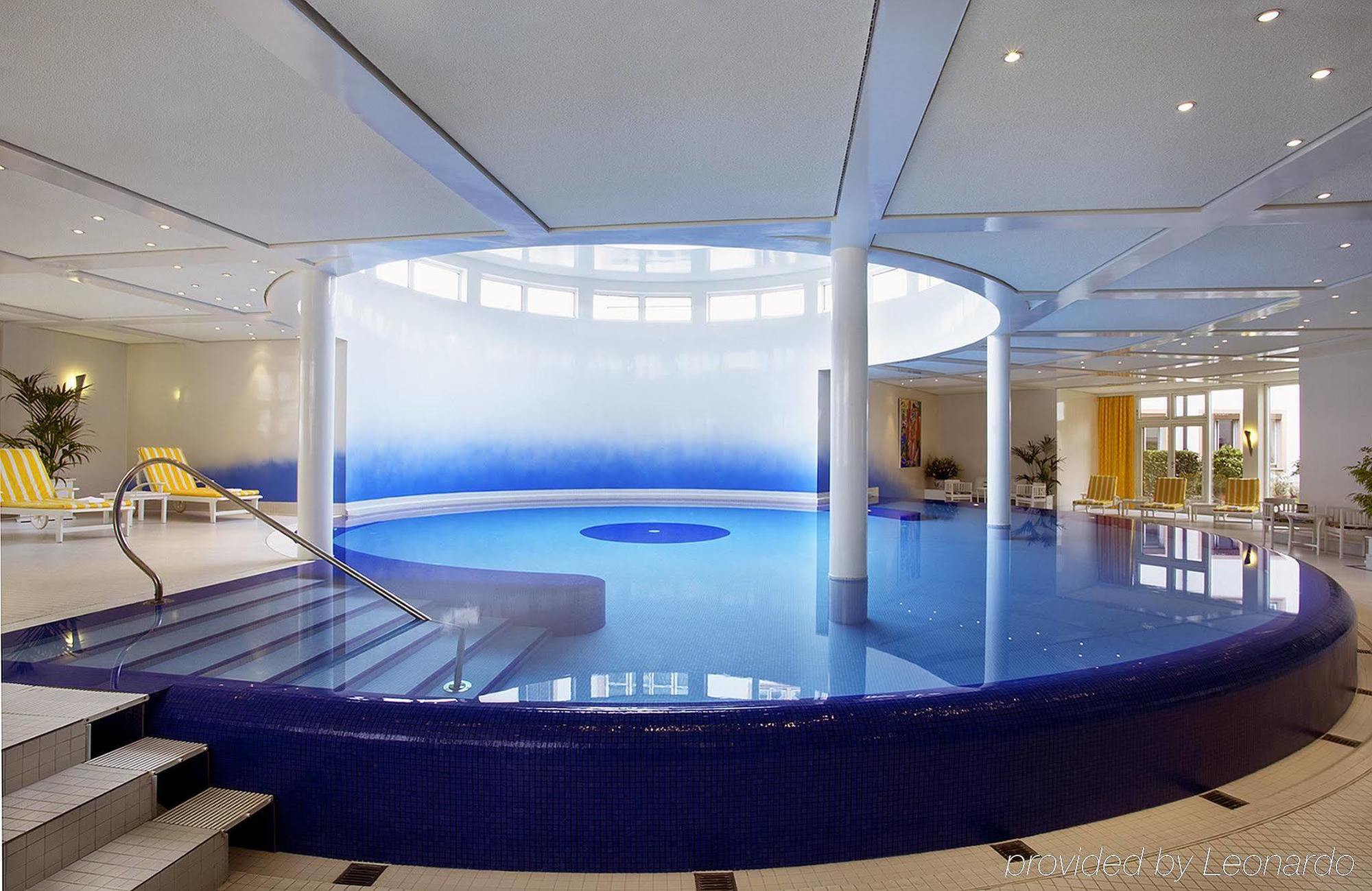 โรงแรมโคลอมบี ไฟรบวร์กอิมไบรส์เกา สิ่งอำนวยความสะดวก รูปภาพ The pool at the Hotel de la Paix