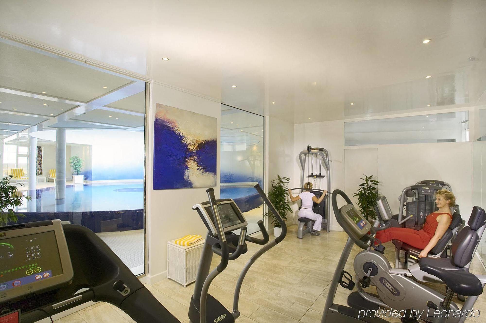 โรงแรมโคลอมบี ไฟรบวร์กอิมไบรส์เกา ภายนอก รูปภาพ The gym at the hotel