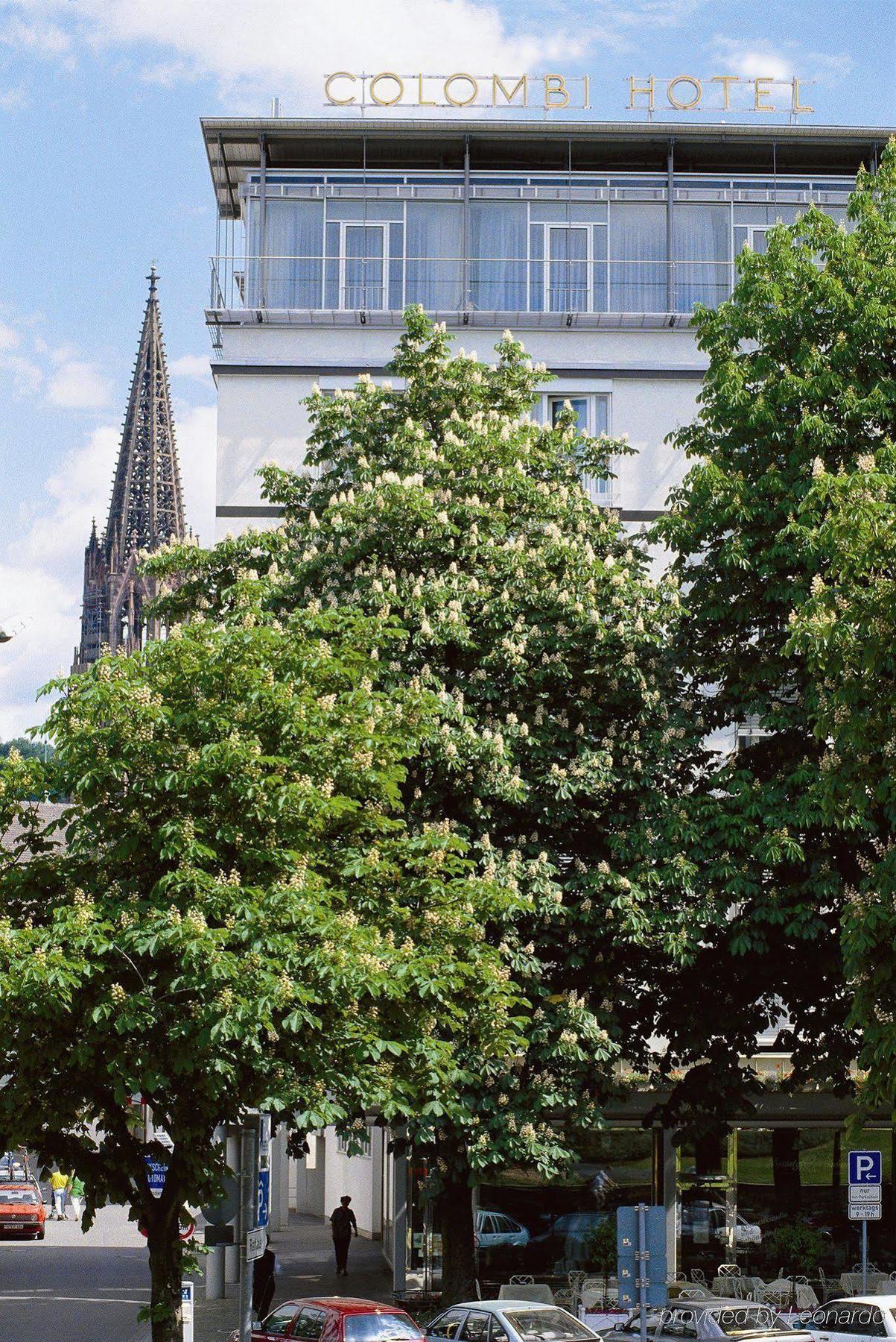โรงแรมโคลอมบี ไฟรบวร์กอิมไบรส์เกา ภายนอก รูปภาพ The tree in 2011