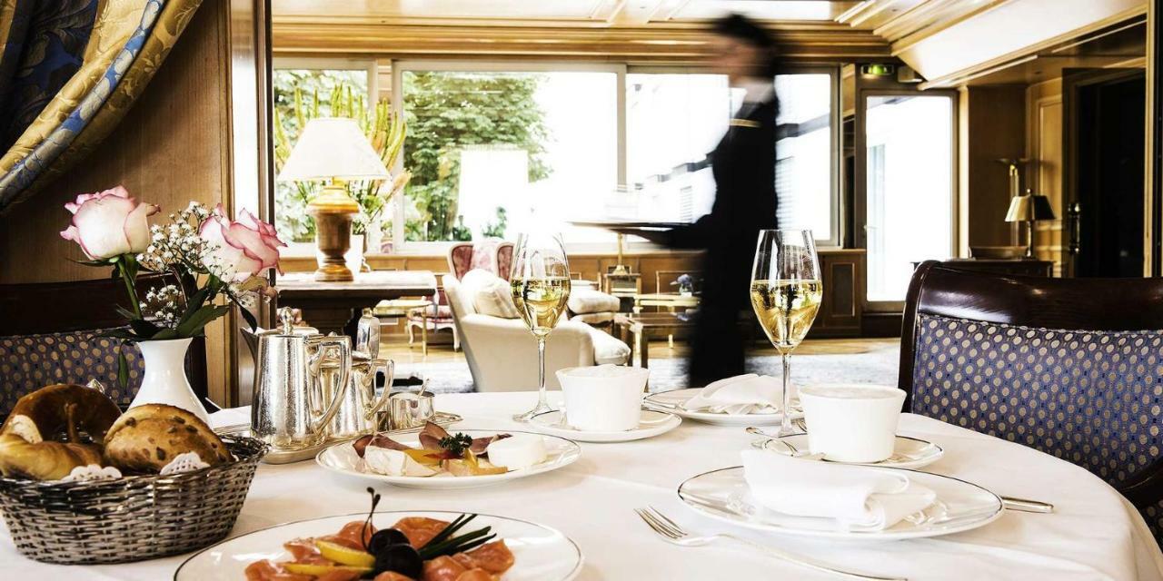 โรงแรมโคลอมบี ไฟรบวร์กอิมไบรส์เกา ภายนอก รูปภาพ A restaurant in a hotel