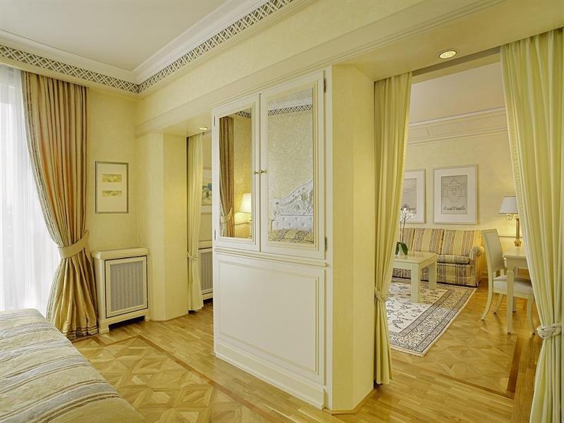 โรงแรมโคลอมบี ไฟรบวร์กอิมไบรส์เกา ภายนอก รูปภาพ Suite at the Hotel de Crillon